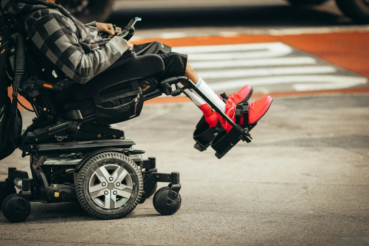 jon-tyson-O7ke8N4kTpQ-unsplash Electric wheelchair on a city street, related to electric wheelchair rental in Japan