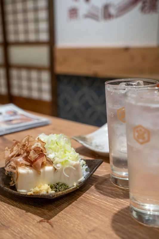 romeo-a-P8dzevR1yE4-unsplash Simple izakaya dishes and drinks served at a counter in Japan