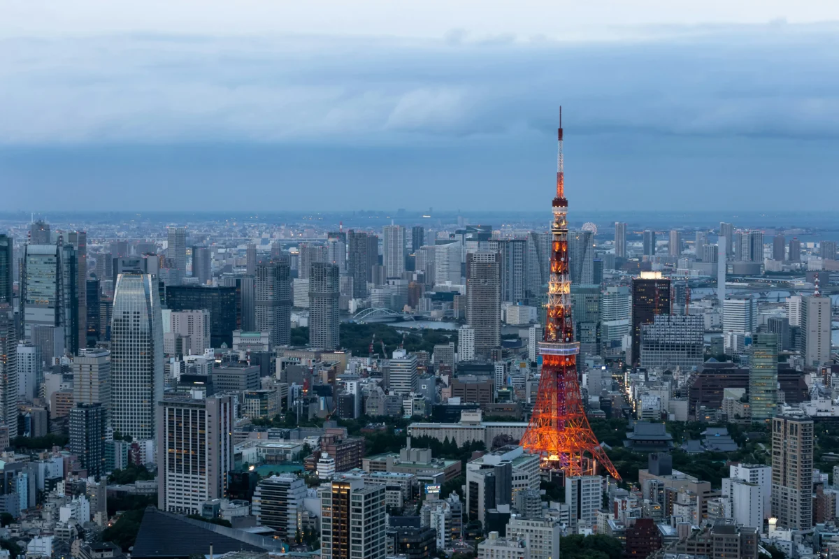 tokyo skyline with tokyo tower at dusk japan city view