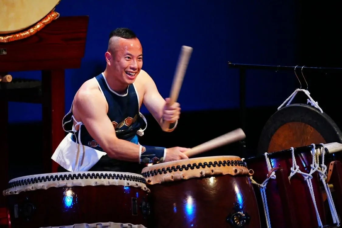 att.KOnc3LfdgQdRSQ1k6Q9hrhmKqITFY1h9kUSwW55IIZY 2 Professional taiko drummer performing during a Tokyo taiko experience