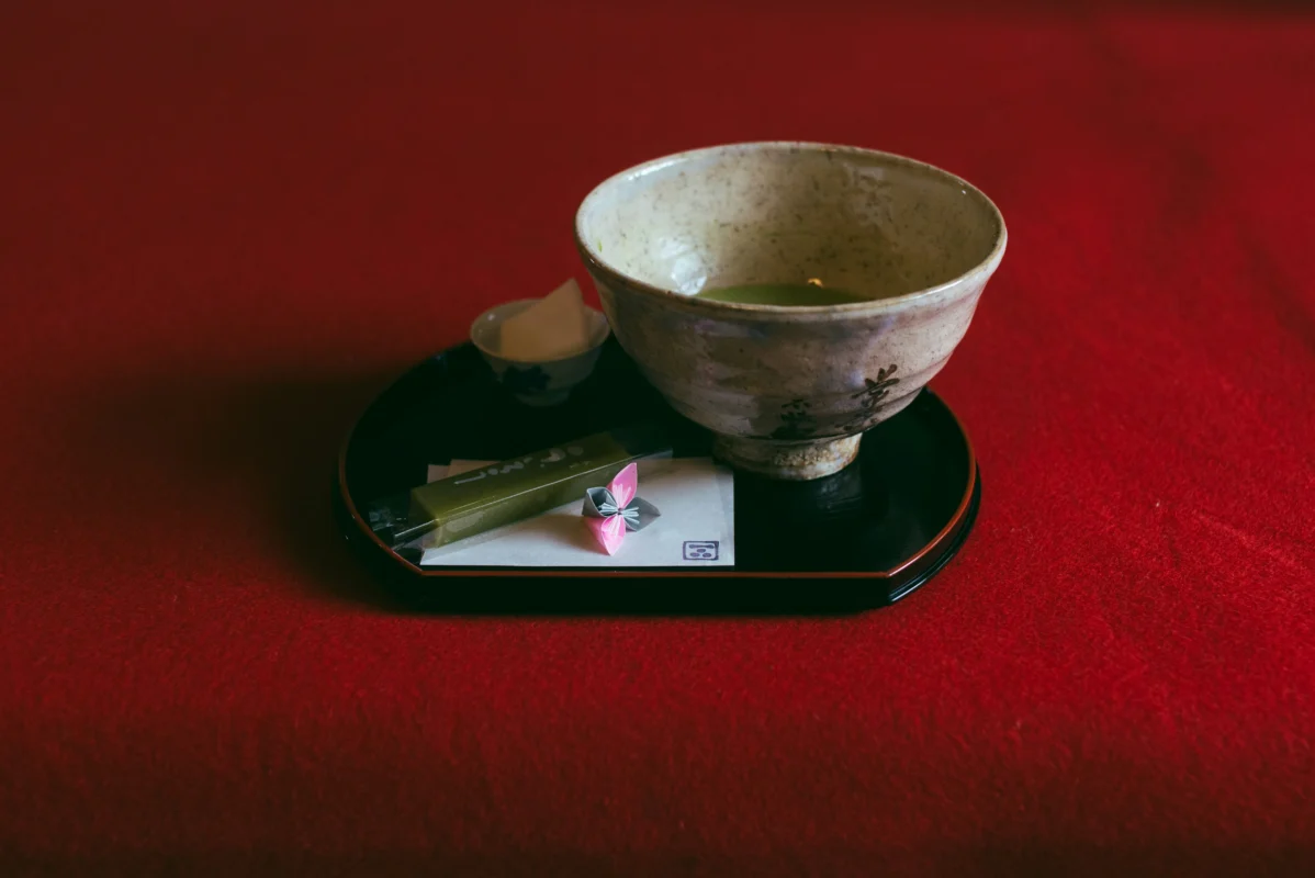masaaki-komori-0VEqjWbsnLQ-unsplash Traditional Japanese tea ceremony matcha bowl served on tray in Asakusa tea room