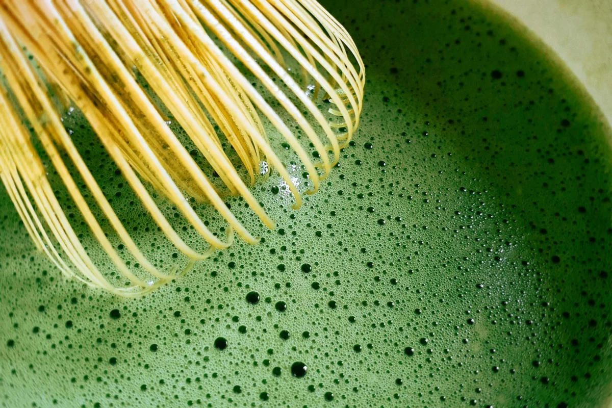 payoon-gerinto-A1FPTdsSFM4-unsplash Tea master serving matcha during a traditional Japanese tea ceremony in kimono