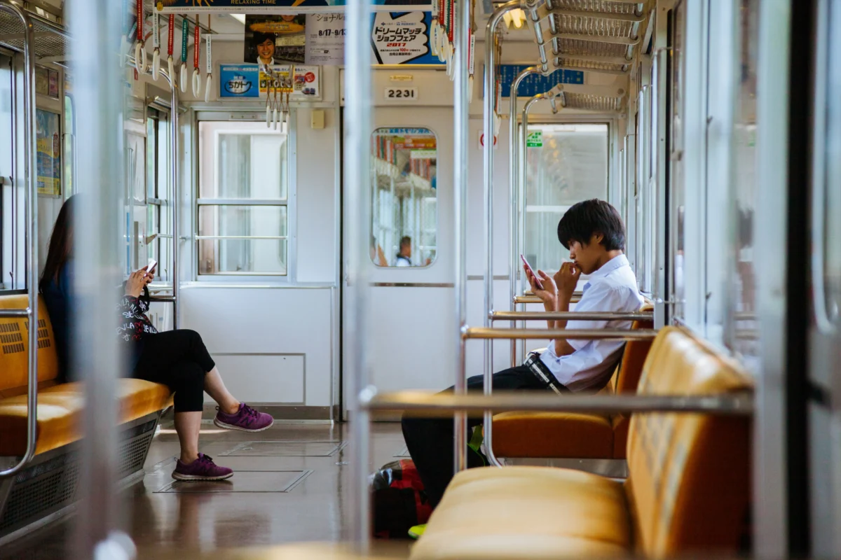 victoriano-izquierdo-vkKzl4KsKv8-unsplash Everyday train scene in Japan for travelers exploring with a local guide