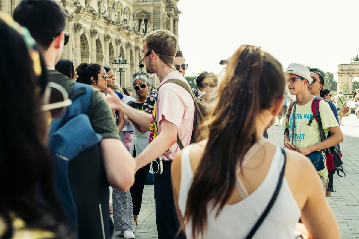 bernie-almanzar-CUzEBQz4ThE-unsplash (1) 外国人観光客に観光スポットを案内する通訳ガイド