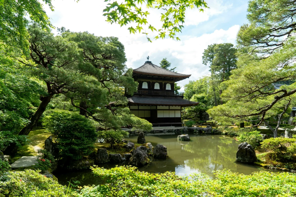 david-emrich-ZHylhlcn57w-unsplash Traditional Japanese garden with a historic temple and pond in Kyoto