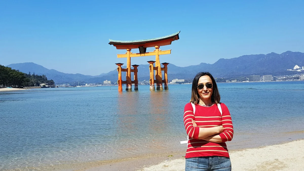 lutfi-cangazi-G8_Cjf_WSrc-unsplash 通訳ガイドが外国人旅行者を宮島・厳島神社で案内する様子