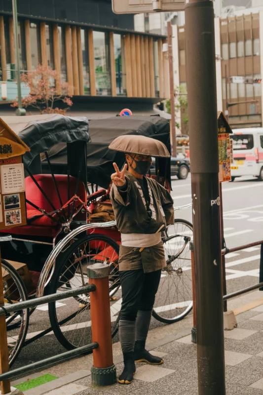 micah-camper-TfcrDvxMafg-unsplash 浅草で外国人観光客を迎える観光ガイド