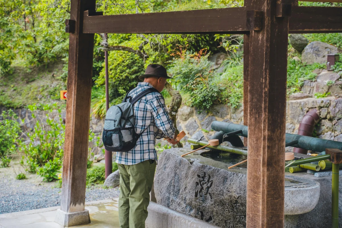 romeo-a-wIPAHADVwoA-unsplash 神社の手水舎で参拝マナーを案内する観光ガイド