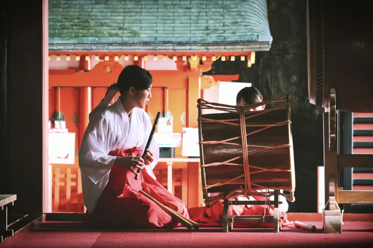 tom-vining-Qp4TPK_V5iE-unsplash Traditional Japanese shrine performance with musicians, showing cultural activities travelers can discover with a local guide in Japan