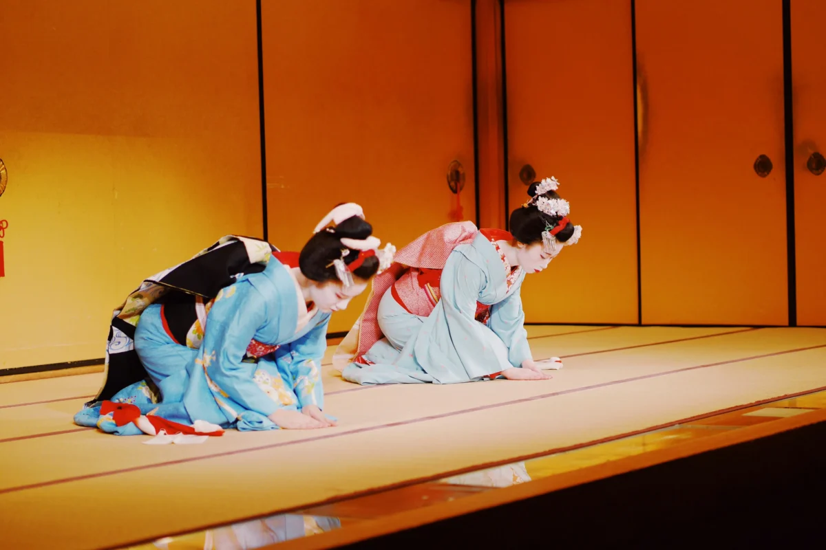 wang-xi-gK1XoxR2v-s-unsplash Geisha or maiko bowing during a traditional Japanese performance