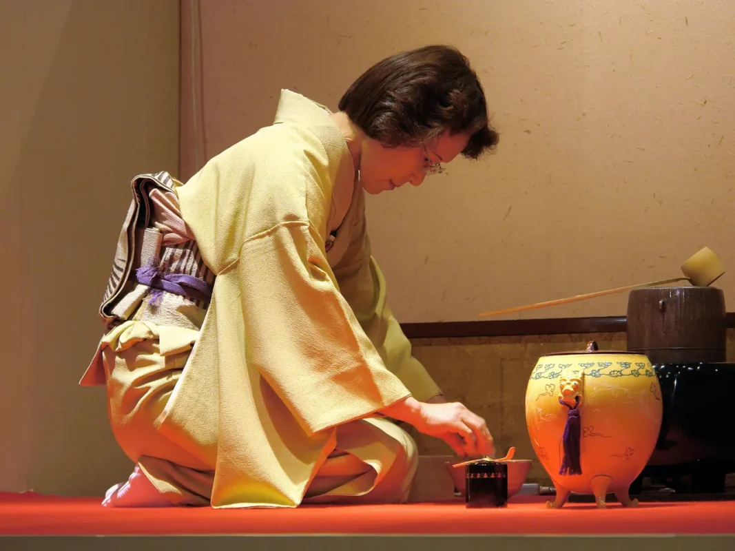 名称未設定のデザイン (2) Experienced tea ceremony teacher preparing matcha in a traditional Japanese tea room