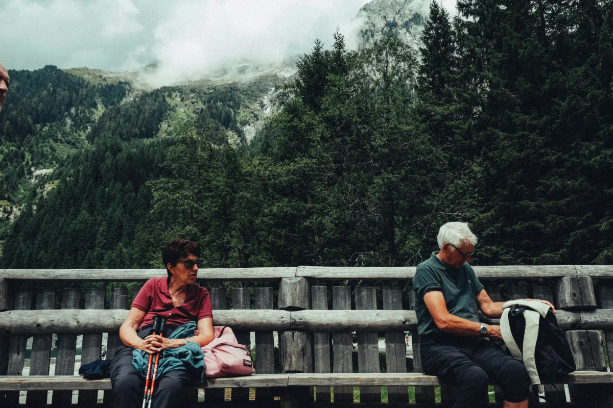 ben-kupke-ld2XTOO6H9o-unsplash Senior travelers taking a break during an outdoor trip