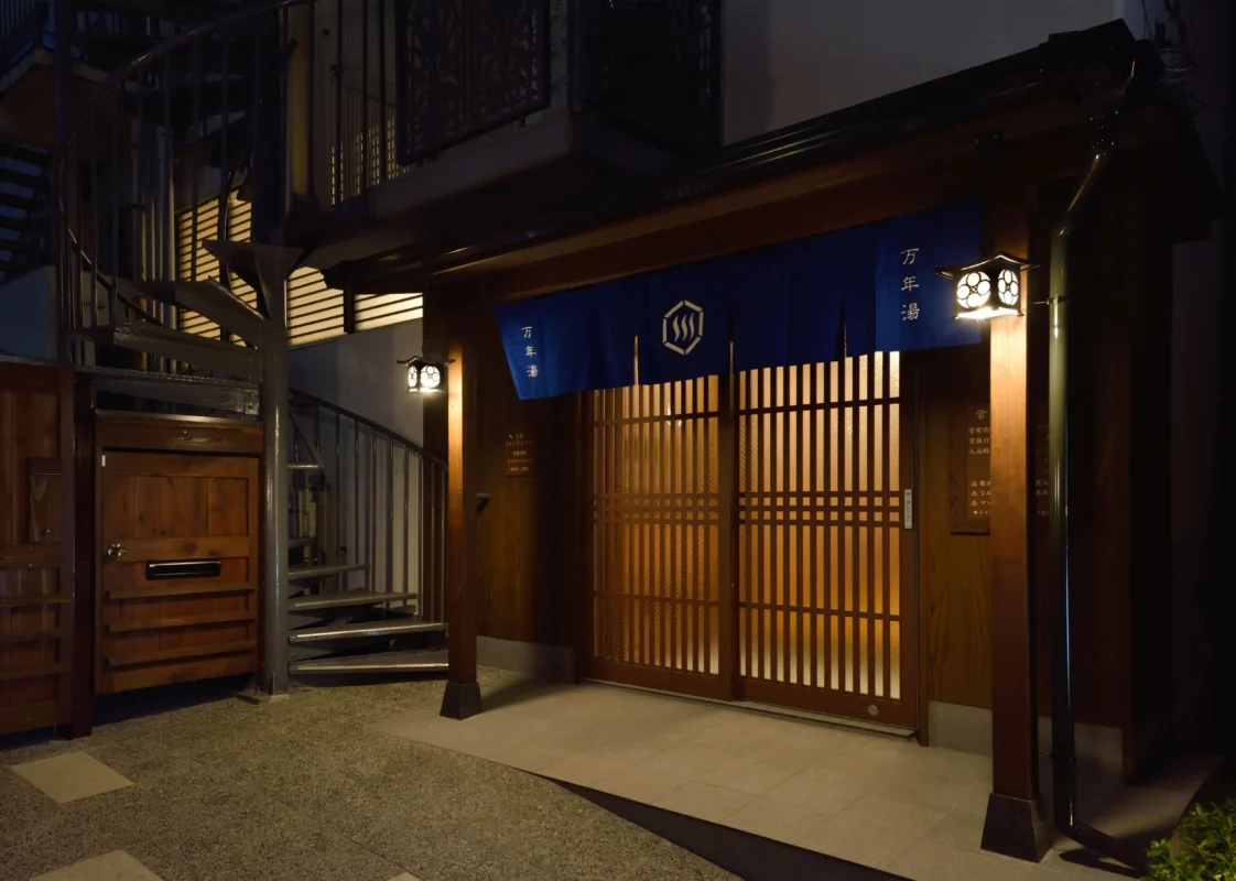 entrance Mannenyu sento entrance in Shinjuku near Shin-Okubo Station at night