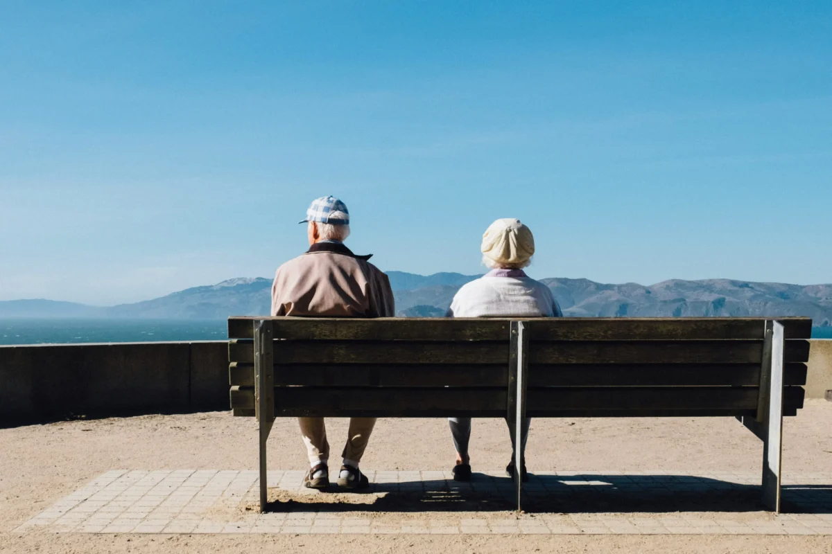 matt-bennett-78hTqvjYMS4-unsplash Senior couple resting on a bench during a sightseeing trip