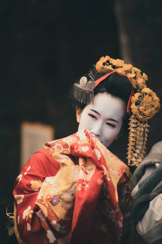 willian-justen-de-vasconcellos-nJvoaE1NoP8-unsplash Maiko wearing traditional Japanese kimono and ornate hair accessories