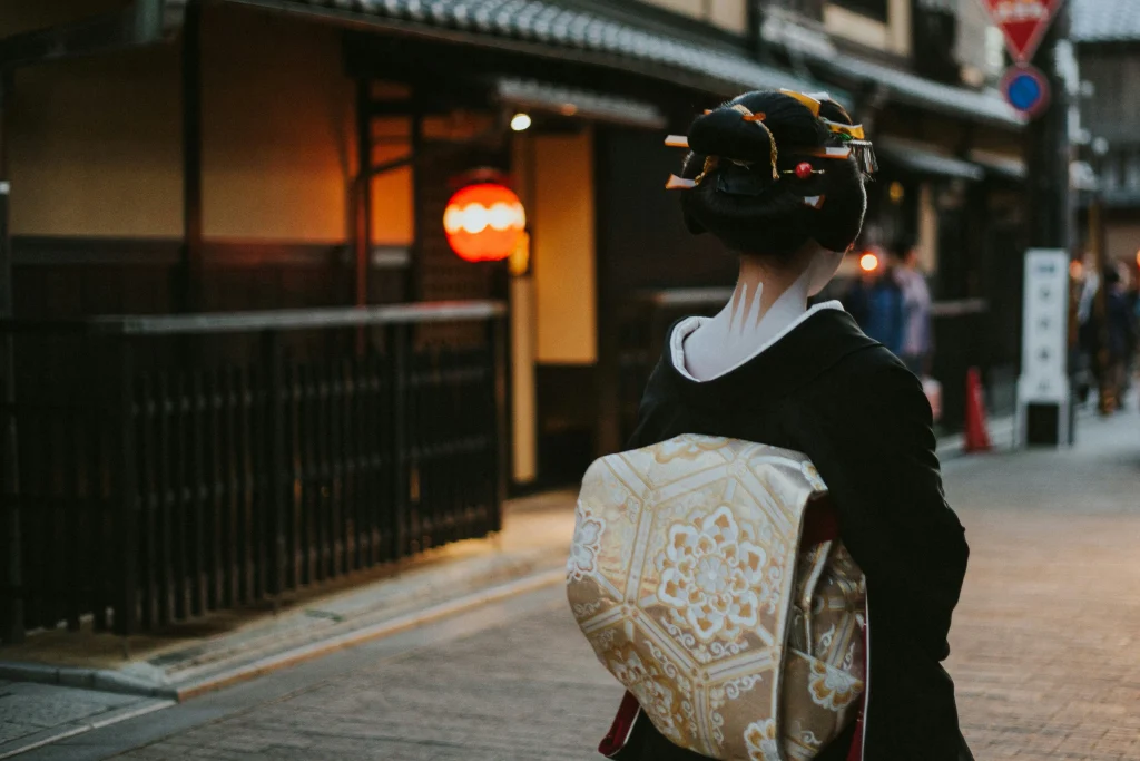 jay-SsYjyVXGT1o-unsplash Traditional geisha district in Kyoto during a private guided tour