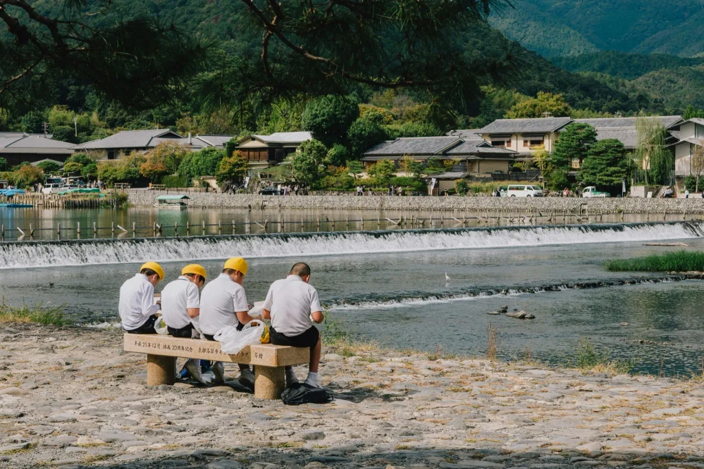 vinicius-brasil-YrEcg4XB5qw-unsplash People resting by the river in Arashiyama, Kyoto