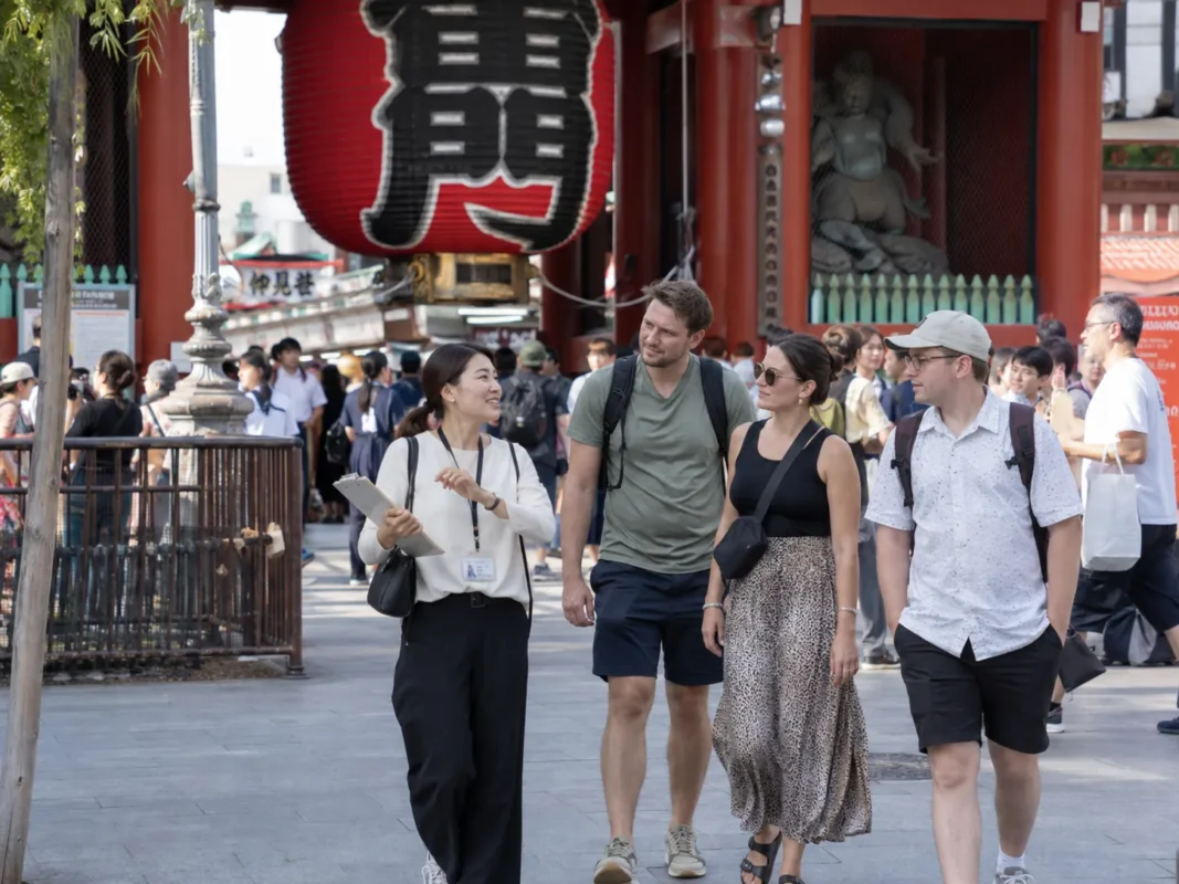 Japanese private tour guide showing international visitors around Kaminarimon Gate in Asakusa, Tokyo