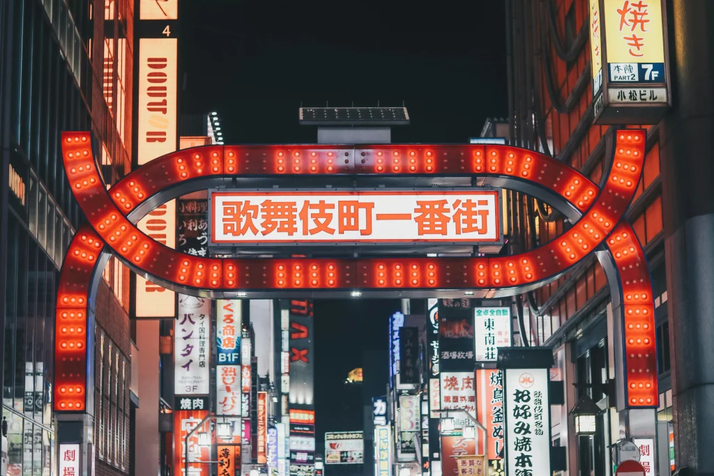 manuel-cosentino-d92I1Of2ofQ-unsplash (4) Kabukicho Ichibangai entrance in Shinjuku, Tokyo, illuminated by neon signs at night